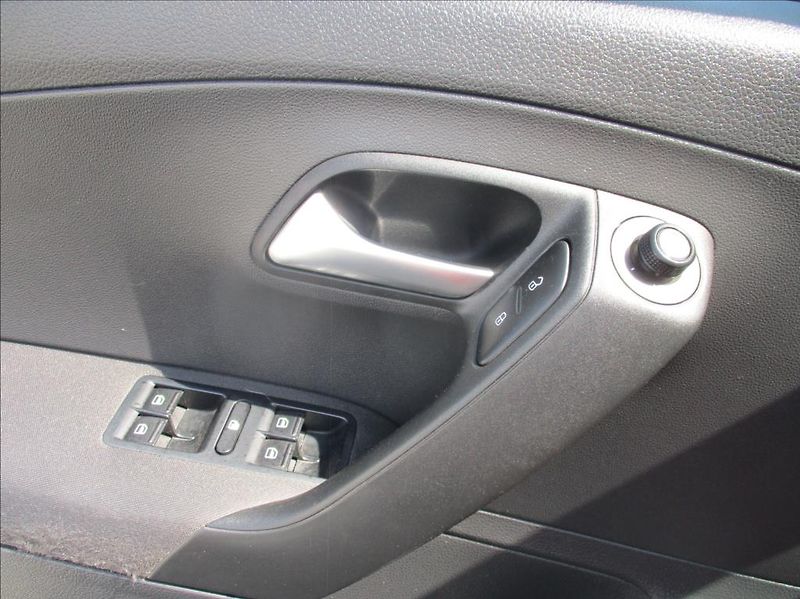 Volkswagen Polo 1,2 TSi, klima, serv. kniha, - fotka 25 z 37