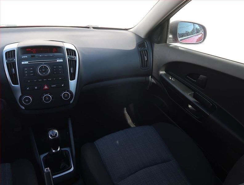 Kia Ceed (2011) 1.4 CVVT, ČR,1.maj, Serv.kniha - fotka 8 z 17