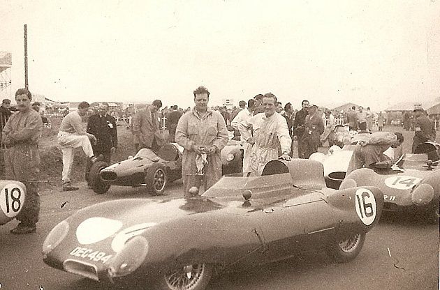Na snímku z roku 1957 je Graham Hil zachycen zcela vlevo při jednom ze závodů v Anglii., zdroj: Wikimedia Commons, Raycrosthwaite, CC BY-SA 3.0