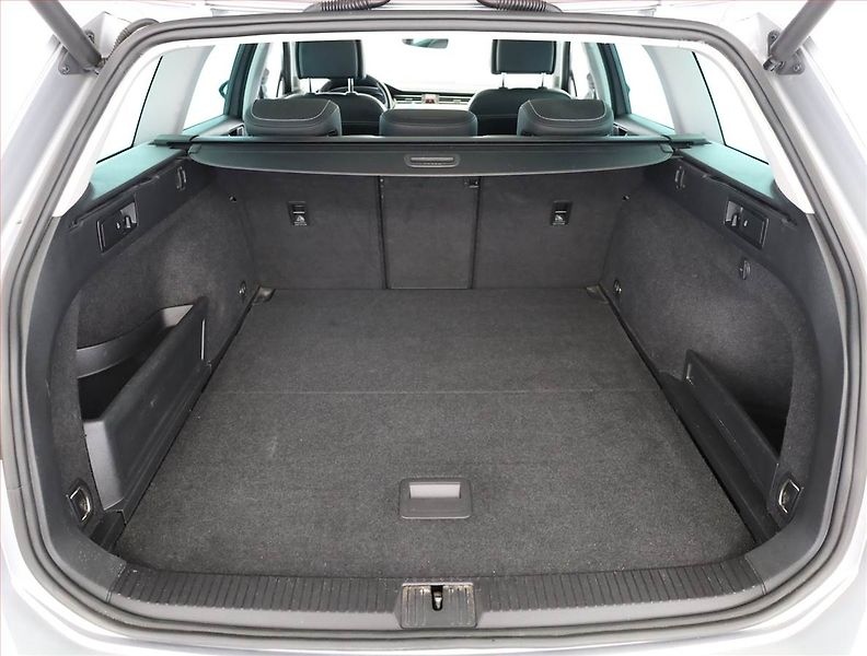 Volkswagen Passat (2021) R-Line 2.0 TDI, 4X4, Automat - fotka 20 z 21