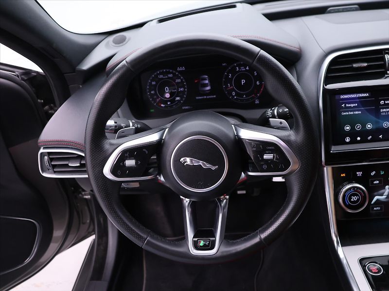 Jaguar XE 2,0 P300 221kW R-Dynamic DPH - fotka 24 z 43
