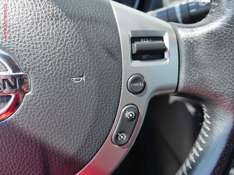 Nissan Qashqai (2011) 1.6 16V, ČR, Klima - fotka 14 z 17