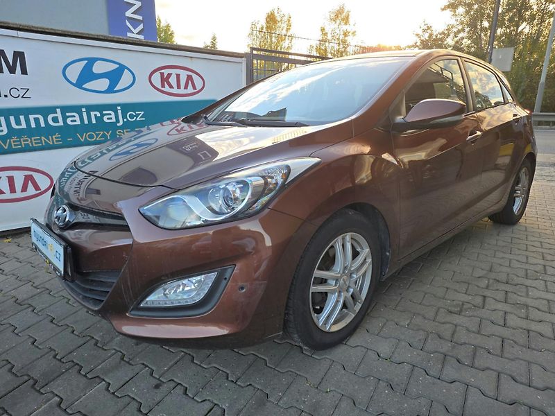 Hyundai i30 1.6-PĚKNÁ VÝBAVA-ODĚRKY - fotka 6 z 12
