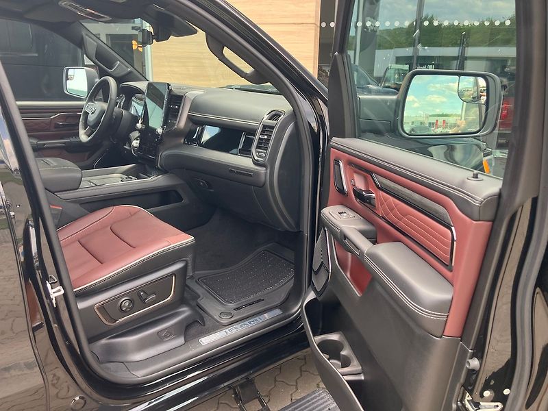 Dodge RAM (2025) 3.0 I6 548k LIMITED NIGHT-RED - fotka 30 z 48
