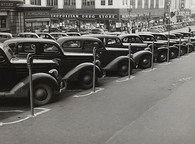 Auta a parkovací automaty na jedné z ulic města Omaha v Nebrasce v roce 1938., zdroj: Wikimedia Commons, John Vachon, volné dílo