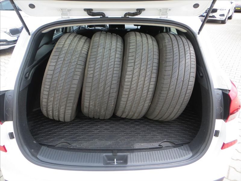 Hyundai i30 1,5 T-GDI mHEV Smart 117 kW - fotka 7 z 26