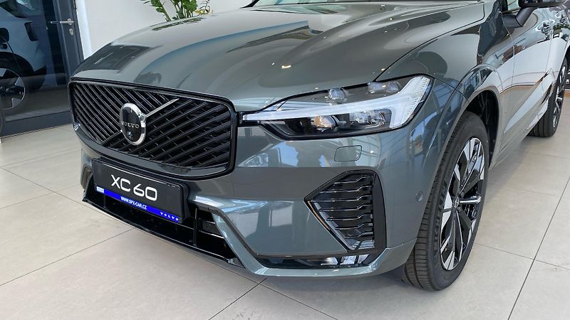 Volvo XC60 (2026) ULTRA DARK, B5 AWD, 184+10 kW - fotka 3 z 15