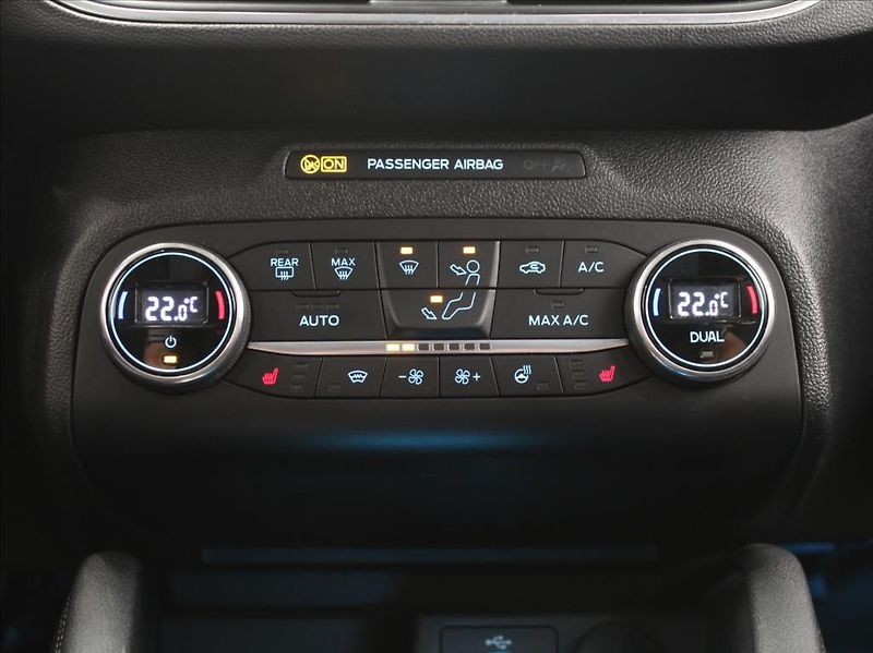 Ford Focus 1,5 EB 110kW AT Titan.X 1.maj. - fotka 15 z 24