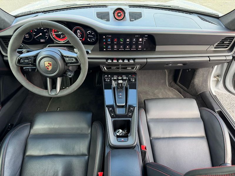Porsche 911 (2023) Carrera 4 GTS - fotka 15 z 24