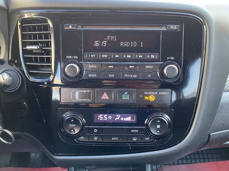 Mitsubishi Outlander (2014) 2,0i - Invite - 1 Majitel - fotka 20 z 42