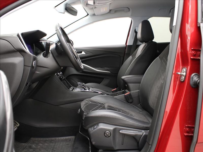 Opel Grandland 1,6 PHEV 165kW LED Matrix ČR - fotka 6 z 24