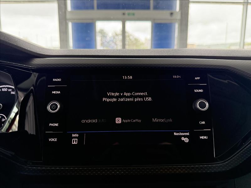 Volkswagen T-Cross 1,0   TSI 70kW,LIFE,SERVISKA - fotka 16 z 23