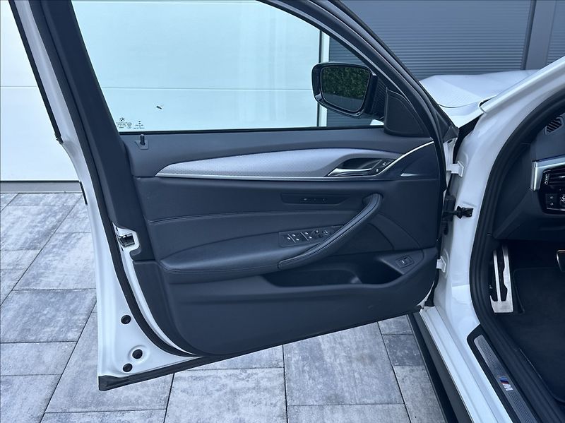 BMW Řada 5 3,0 530d 265PS  M Performance - fotka 13 z 54
