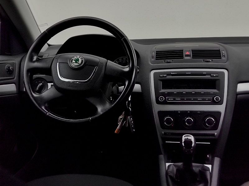 Škoda Octavia (2013) Combi Ambiente 1,6 Tdi 77 Kw - fotka 6 z 28