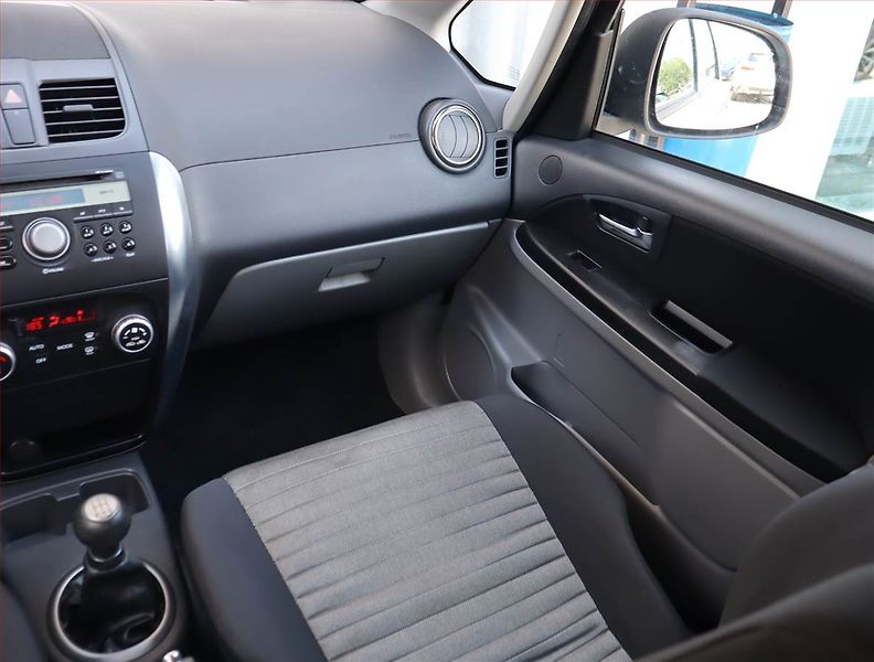 Suzuki SX4 (2012) 1.6 VVT, Serv.kniha - fotka 8 z 14