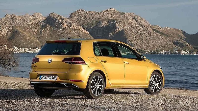 Porovnání prvního a posledního Volkswagenu Golf.