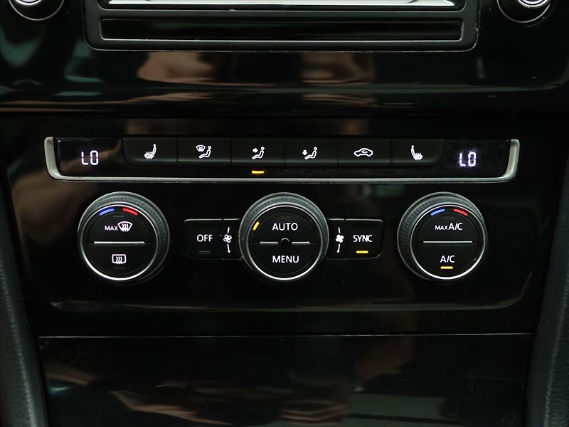 Volkswagen Golf 1,4 TSI 92kW Cup 1.Maj Navi - fotka 23 z 33