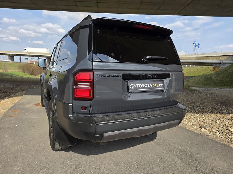 Toyota Land Cruiser 2.8-INVINCIBLE-ZÁRUKA-DPH - fotka 29 z 77