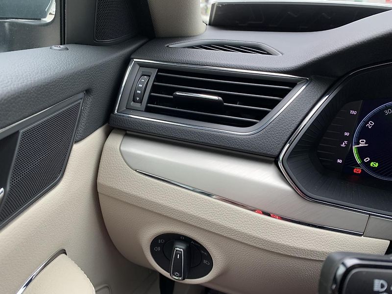 Škoda Superb (2023) L&K 2,0 TDI 147 kW 7-st aut 4x - fotka 22 z 66