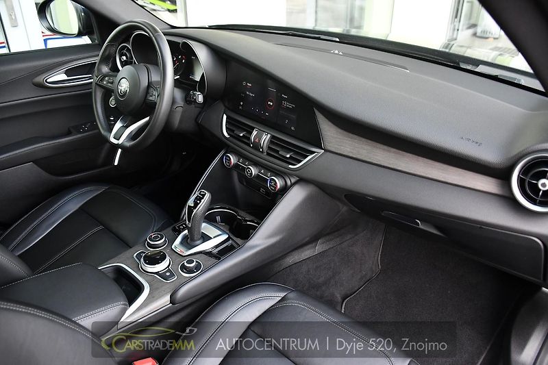 Alfa Romeo Giulia 2.2JTDm 154kw Ti - fotka 15 z 53