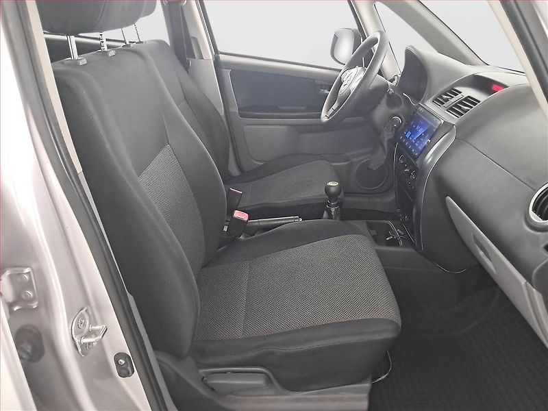 Suzuki SX4 (2006) 1.5 i, po STK, slušný stav - fotka 9 z 14