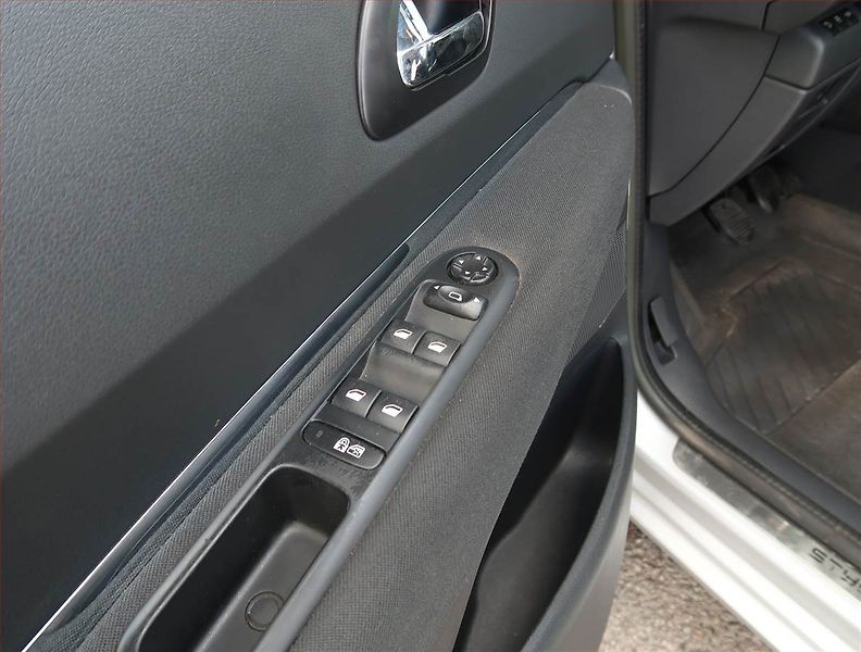 Peugeot 5008 (2013) 1.6 HDi, Tempomat - fotka 16 z 19