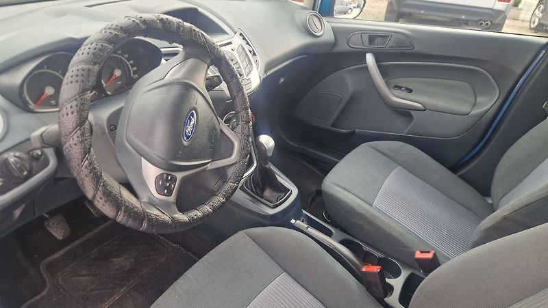 Ford Fiesta 1,25 16 V - fotka 8 z 12