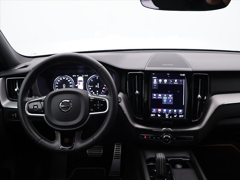 Volvo XC60 2.0 B4 145kW R-Design CZ Aut. - fotka 27 z 35