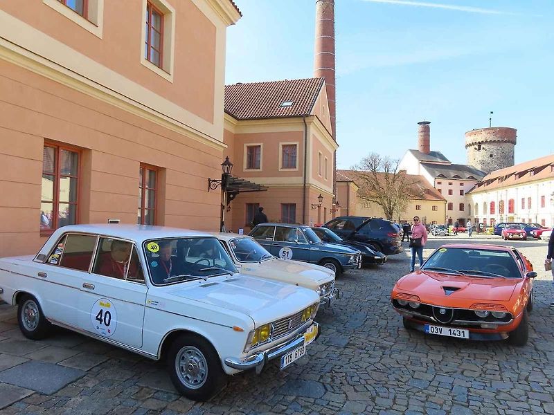 Michal a Jonáš Pavlíčkovi na startu. Rallye Spring Classic startovalo v sobotu 12. dubna dopoledne z jihočeského Tábora. Na trasu 231 kilometrů vyrazilo 100 posádek.