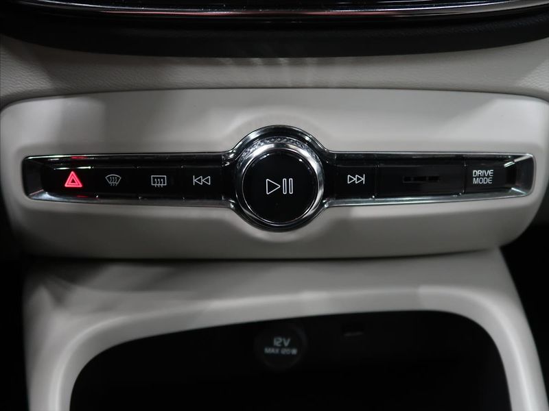 Volvo XC40 2,0 D4 AWD MOMENTUM CZ - fotka 26 z 39