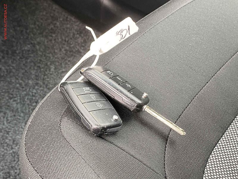 Kia Ceed (2017) 1.6 GDi, AC, navi, kamera - fotka 18 z 18