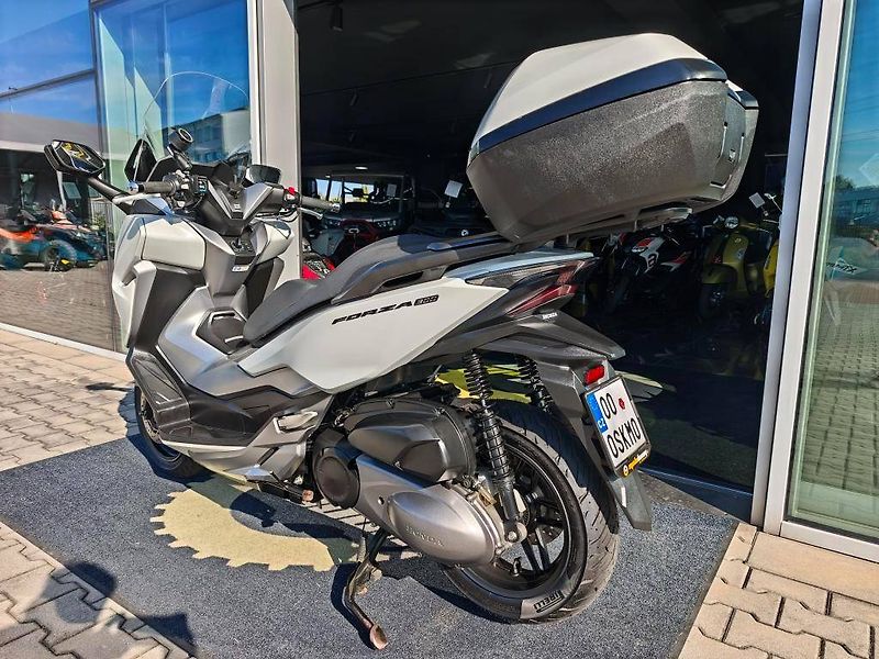 Honda Forza 300 ABS (2018) Smart box, Vyhřívané rukojeti, - fotka 3 z 20