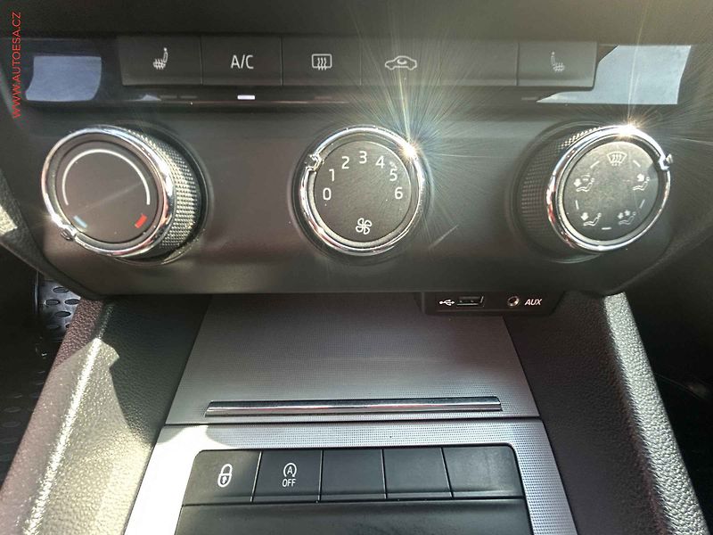 Škoda Octavia (2014) 1.2TSi, AC, výhřev sed - fotka 14 z 16