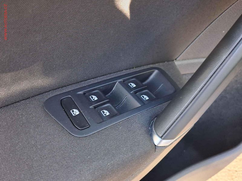 Volkswagen Golf (2019) 1.5TSi, 2.maj,ČR, LED, kamera - fotka 13 z 17