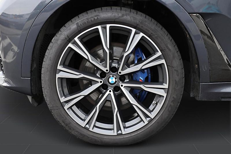 BMW X7 M50d - fotka 7 z 14