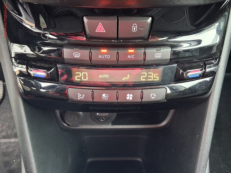 Peugeot 2008 (2017) 1.2PT, ČR, servis.kniha - fotka 18 z 20