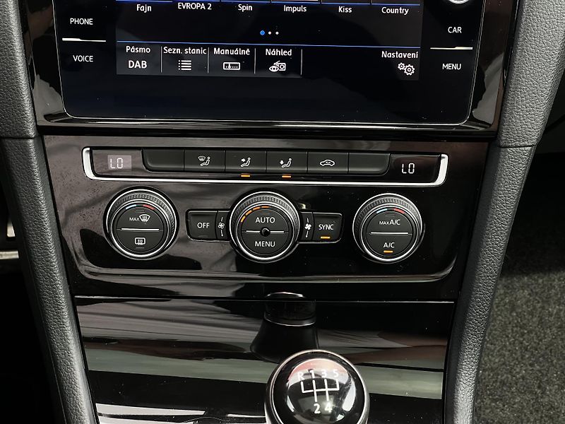 Volkswagen Golf 1.6TDI 85kW R-Line Virtual  - fotka 15 z 27