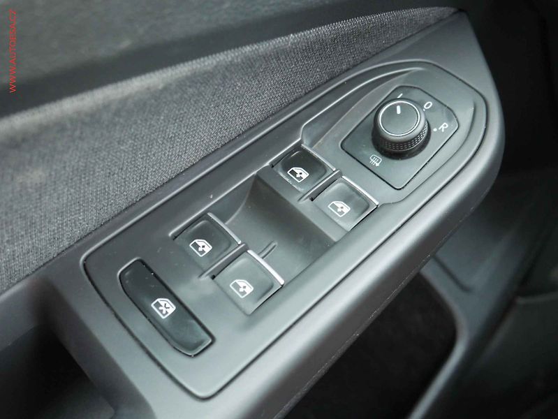 Volkswagen Golf (2023) 2.0 TDi, 1.maj,ČR, Life - fotka 11 z 18