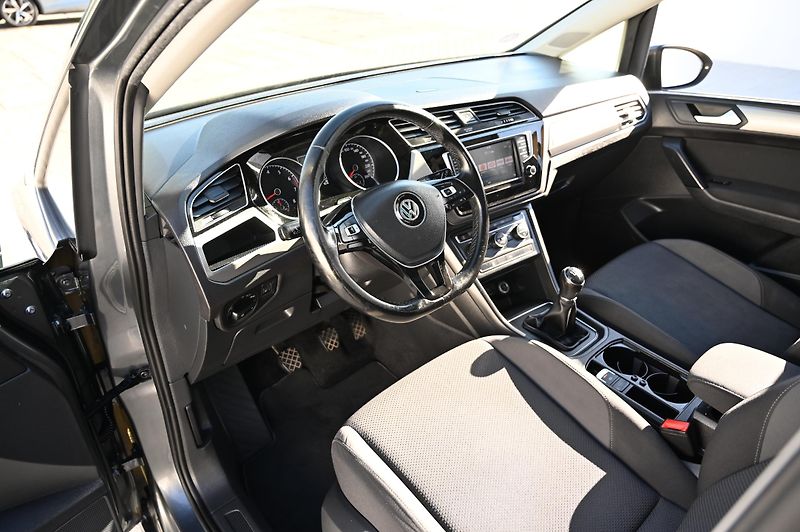 Volkswagen Touran 1.2TSI 81KW Comfort 7mist 3/17 - fotka 33 z 60