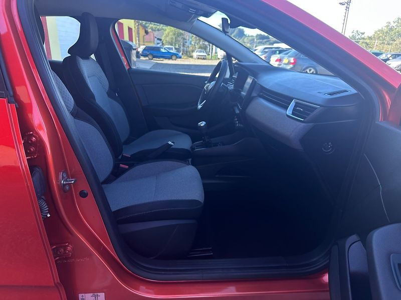 Renault Clio (2024) 1.0 TCe/1MAJ/LED/TOP/NAVI - fotka 17 z 36