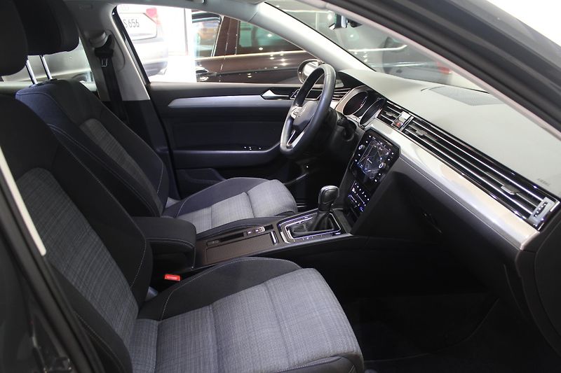 Volkswagen Passat (2021) 2.0TDI DSG Model 2022 - fotka 23 z 35
