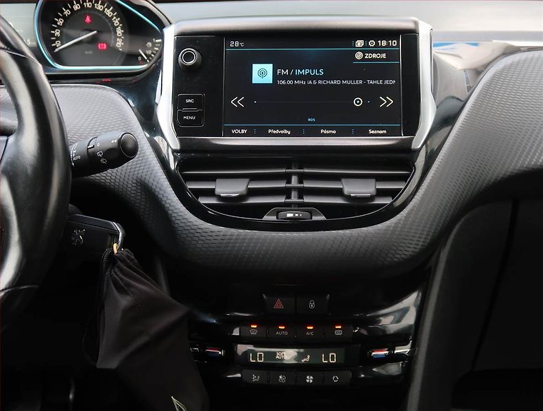 Peugeot 2008 (2018) 1.2 PureTech, Serv.kniha, Kůže - fotka 12 z 19