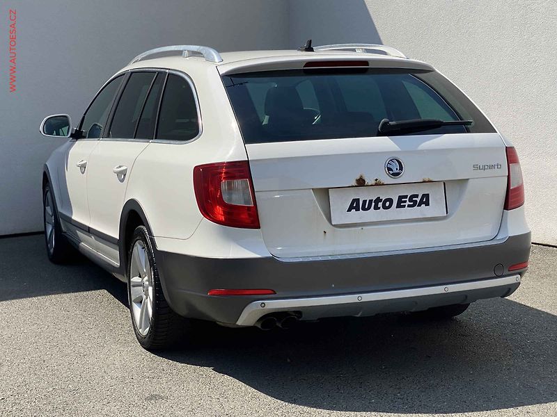 Škoda Superb (2012) 2.0TDi, DSG, bixen - fotka 6 z 21