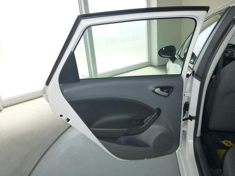 Seat Ibiza (2011) 1,6TDI*KLIMA**ALU*VYHŘ.SEDADLA - fotka 12 z 23