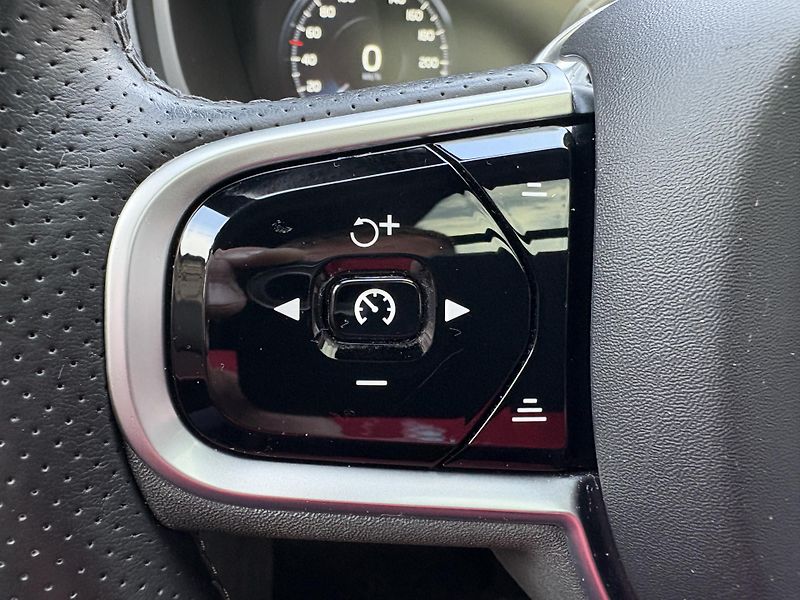 Volvo XC90 (2019) D5 AWD  Pano, Head, 360 - fotka 19 z 35