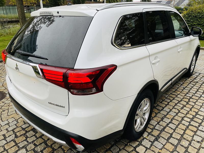 Mitsubishi Outlander 2.0i MANUÁL 1.MAJITEL SERVISKA - fotka 12 z 43