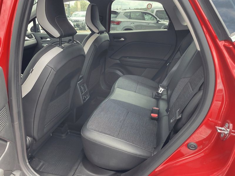 Renault Captur (2021) 1.0 TCe,67kW,Intens,1.Maj,ČR - fotka 32 z 41