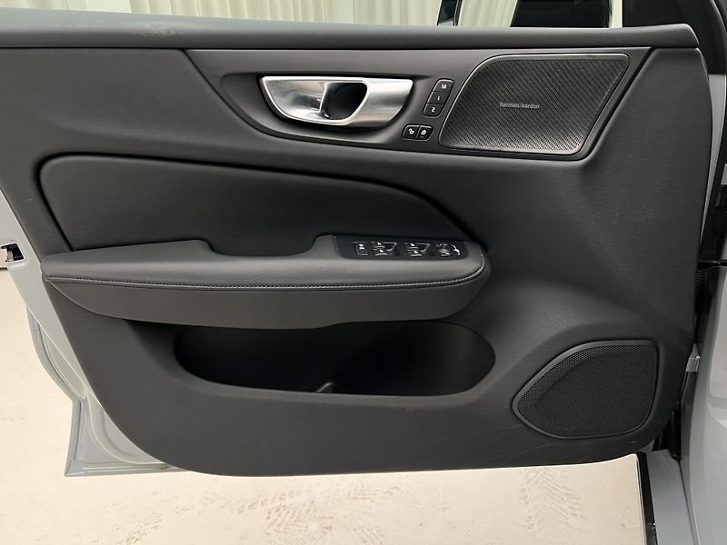 Volvo V60 B4 PLUS DARK AUT 1.maj. - fotka 6 z 47