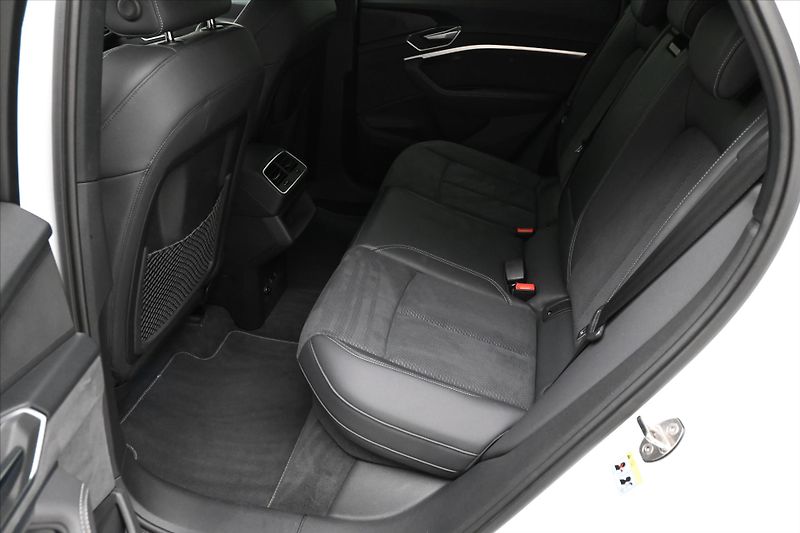 Audi e-tron 55 300 kW QUATTRO S-LINE Záruk - fotka 14 z 31