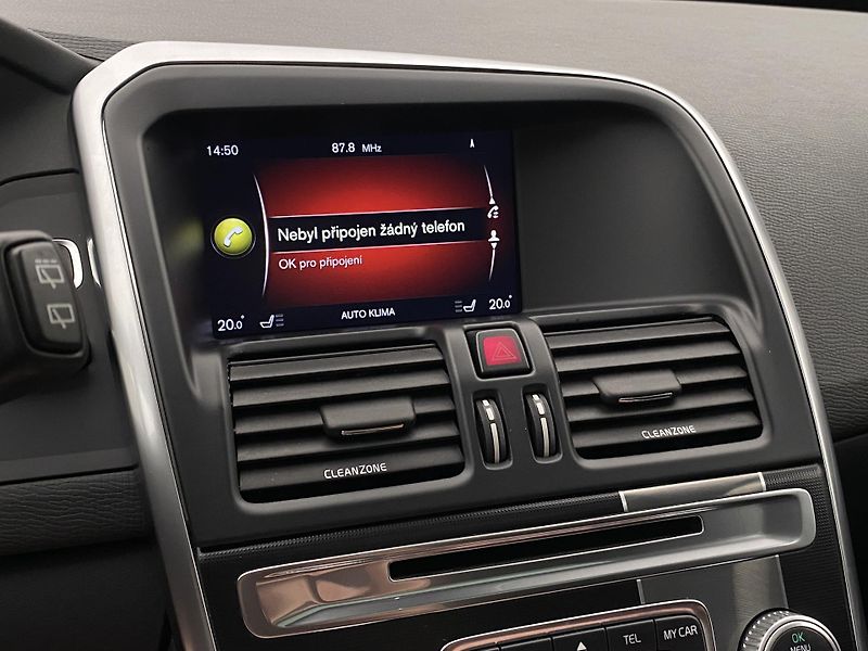 Volvo XC60 D5 AWD R-DESIGN AUT REZERVACE - fotka 45 z 52